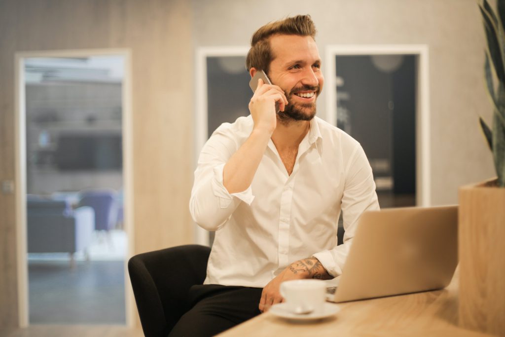 Photo d'un conseiller recevant un appel, illustrant l'importance de l'amélioration du bien-être et de l'engagement des collaborateurs dans les centres de contacts