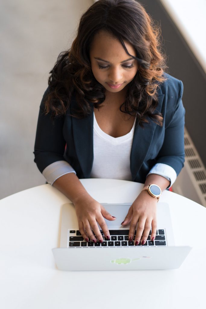 Photo d'un agent de centre de contact CCaaS avec le CRM intégré