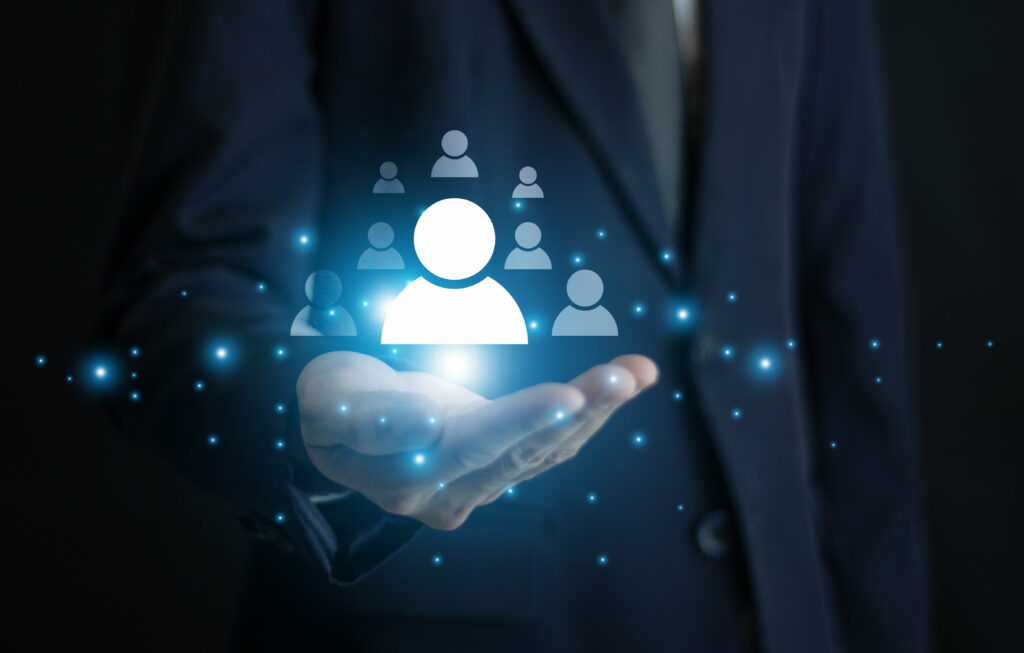 Main avec ces clients au dessus rappelant l'importance de l'expérience client