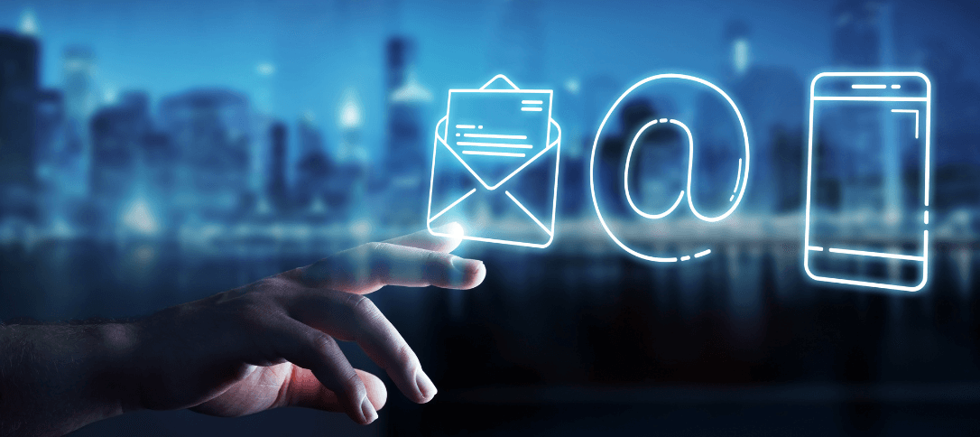 personne qui sélectionne un point de contact client